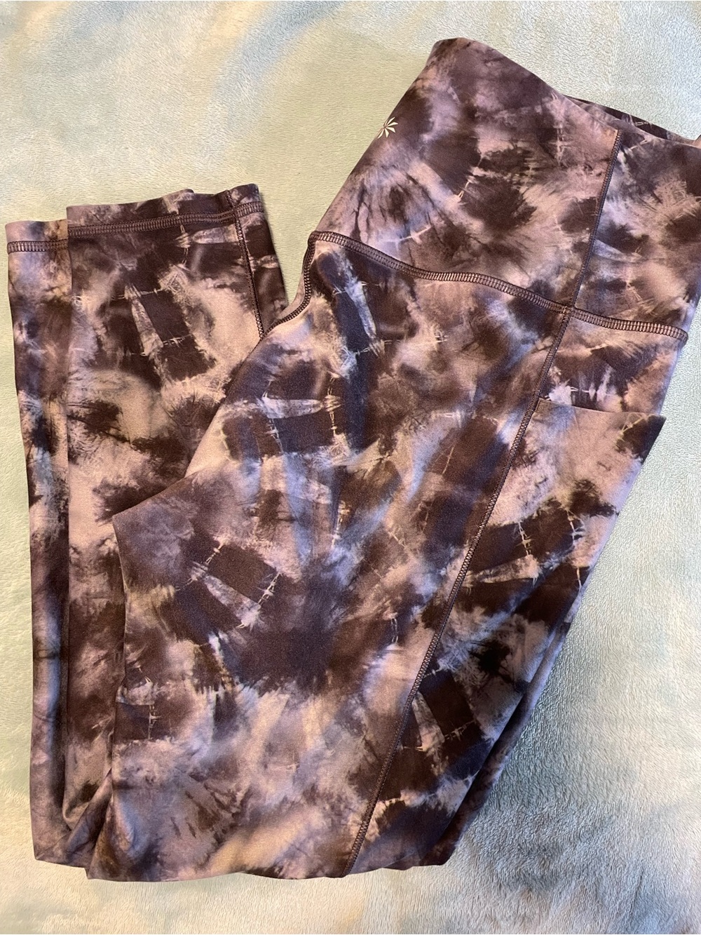 Athleta Black & Purple Tie-Dye Salutation Stash 2 with pockets Yoga leggings